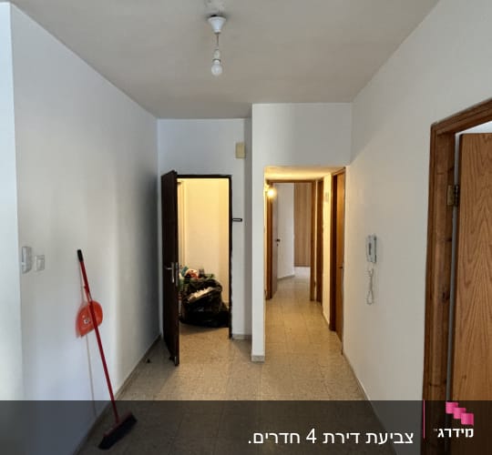מסדרון עם קירות צבועים וכלי ניקוי